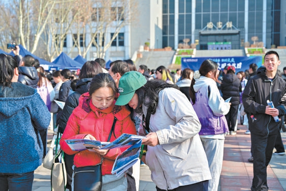 北京科技职业大学昨天举办校园开放日，大批学生及家长到场咨询。