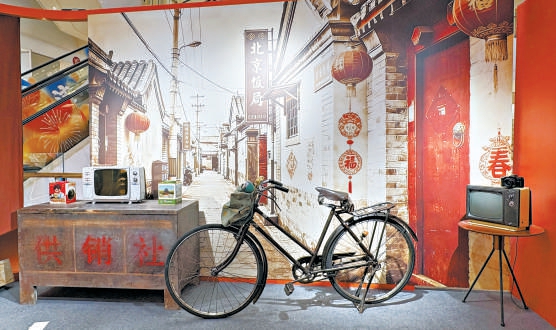 展览以老物件搭配老照片呈现,颇具氛围感。 展览以老物件搭配老照片呈现,颇具氛围感。