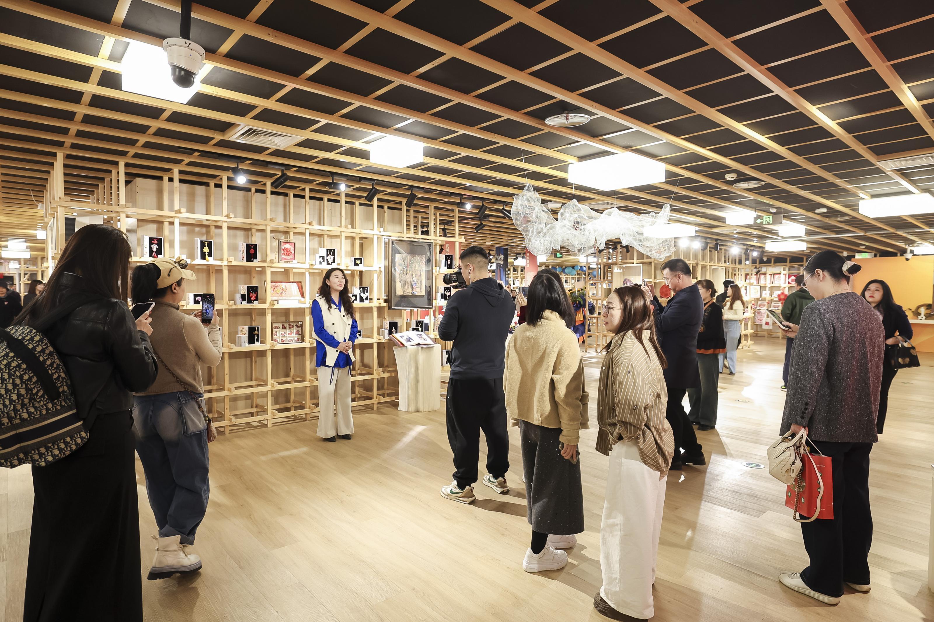 集结全国各地非遗技艺 非遗快闪与沉香艺术展亮相王府井