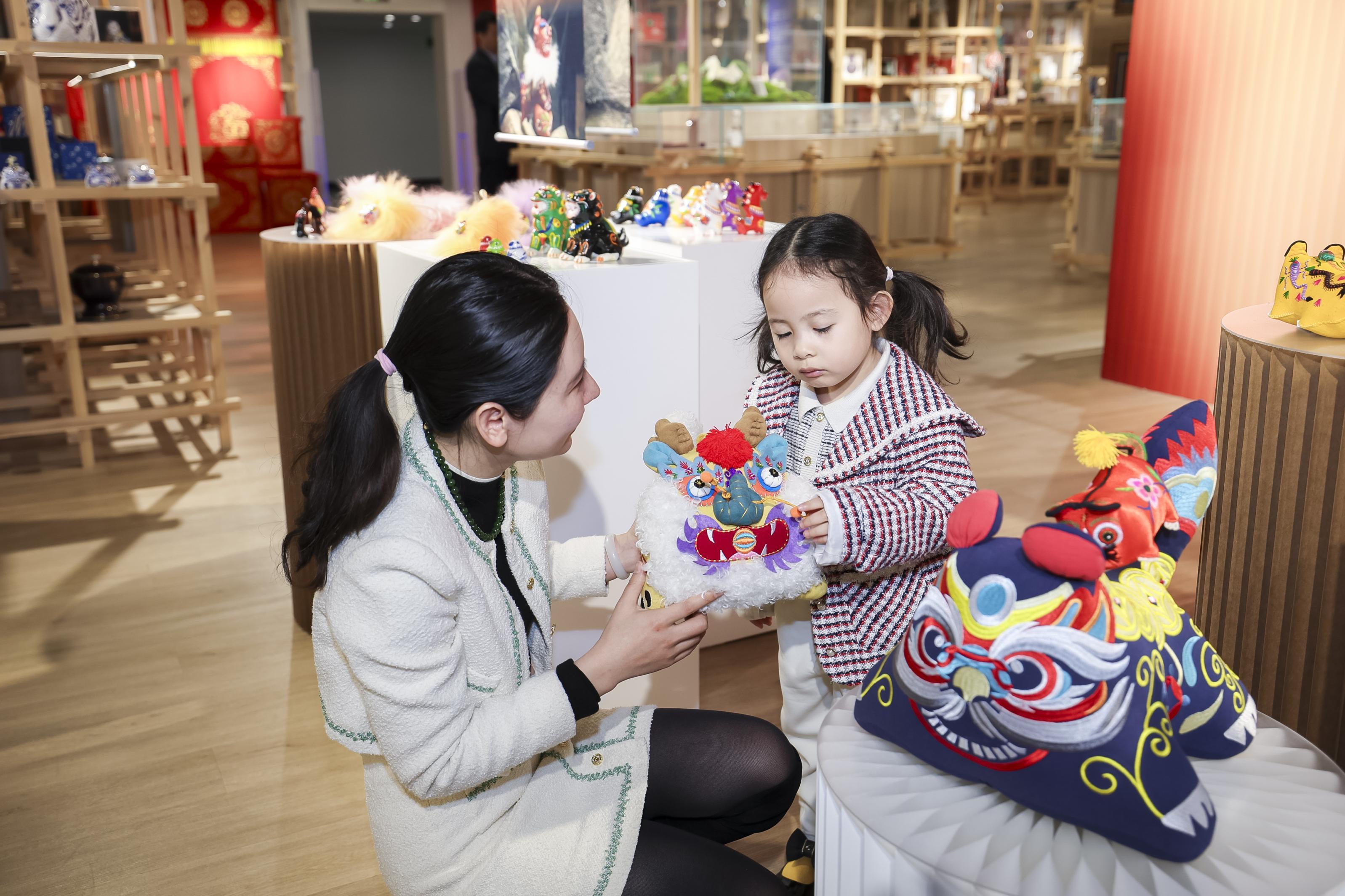 集结全国各地非遗技艺 非遗快闪与沉香艺术展亮相王府井