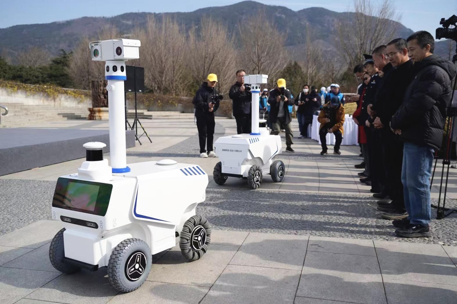 北京公园添“新成员”，智能机器人守护文明游园