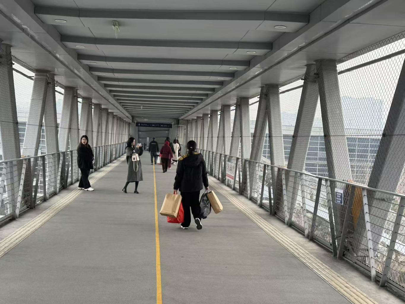 市民游客桥上拍照 市民游客桥上拍照