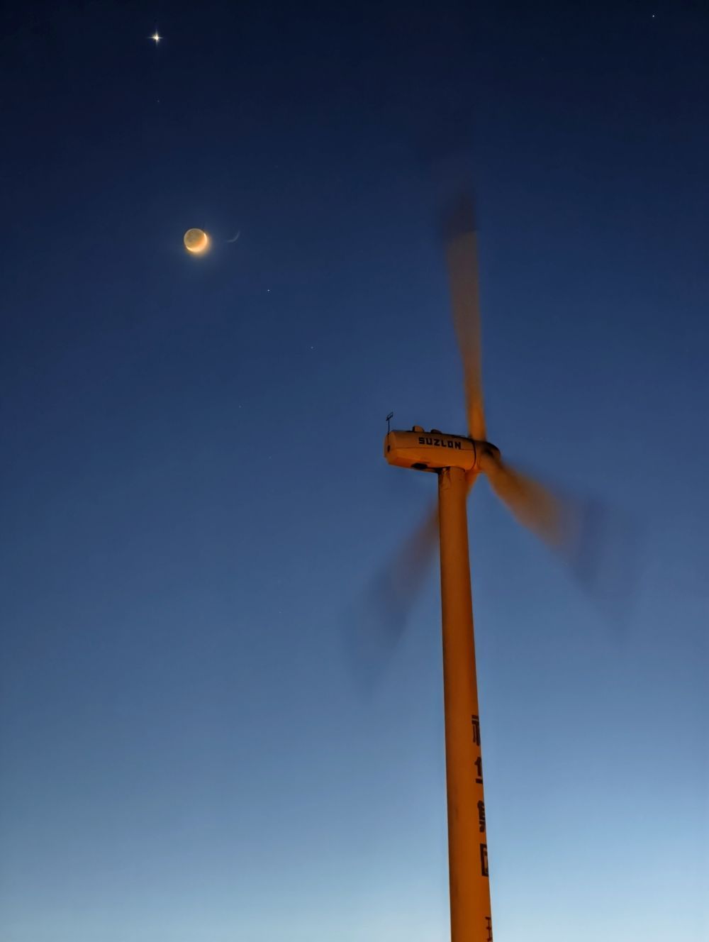 2025年1月3日,在山东省荣成市拍摄的“长庚伴月”。 2025年1月3日,在山东省荣成市拍摄的“长庚伴月”。