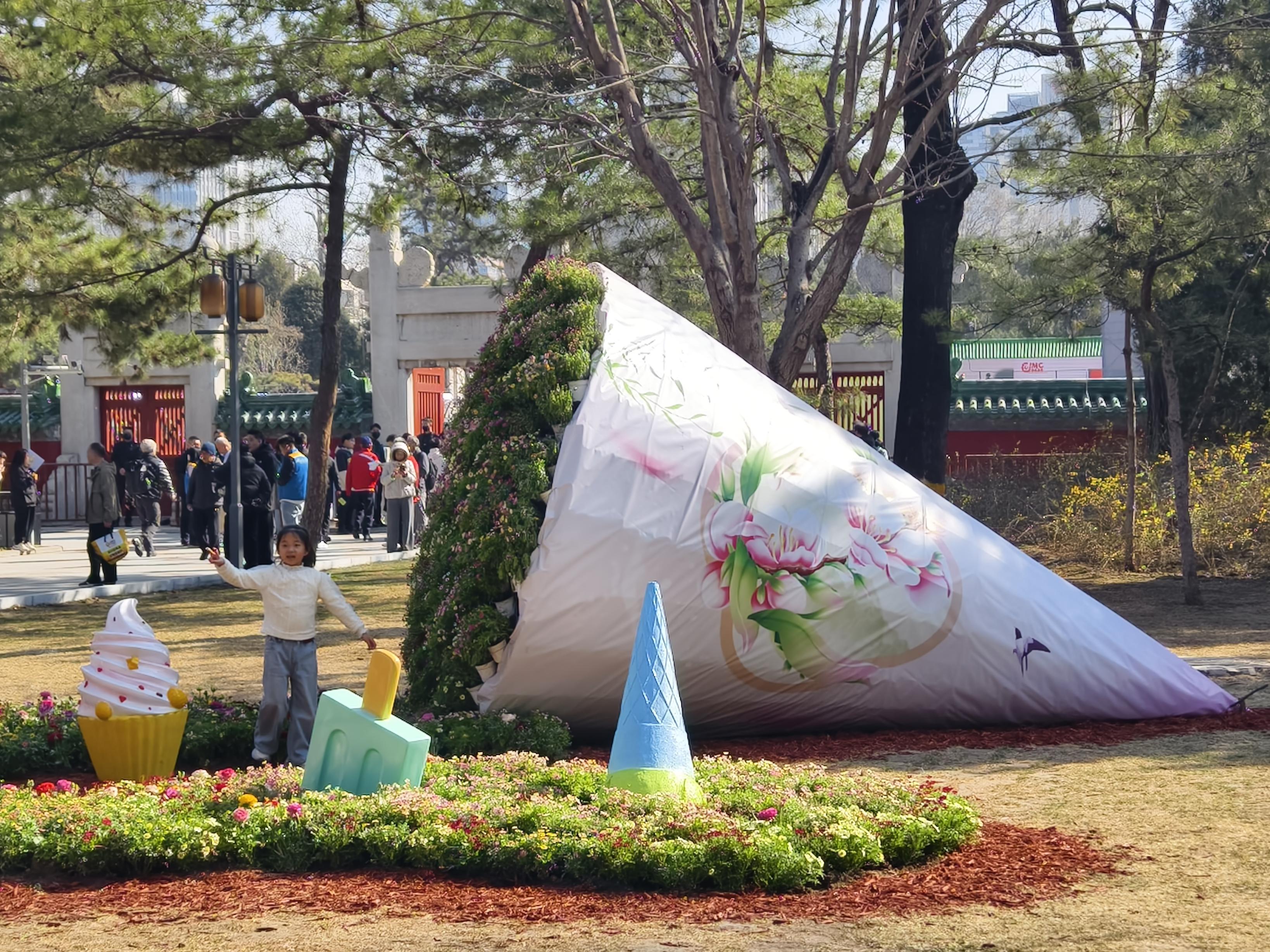 春分来日坛，打卡巨型高跷货郎，还能一站淘遍20多国好物