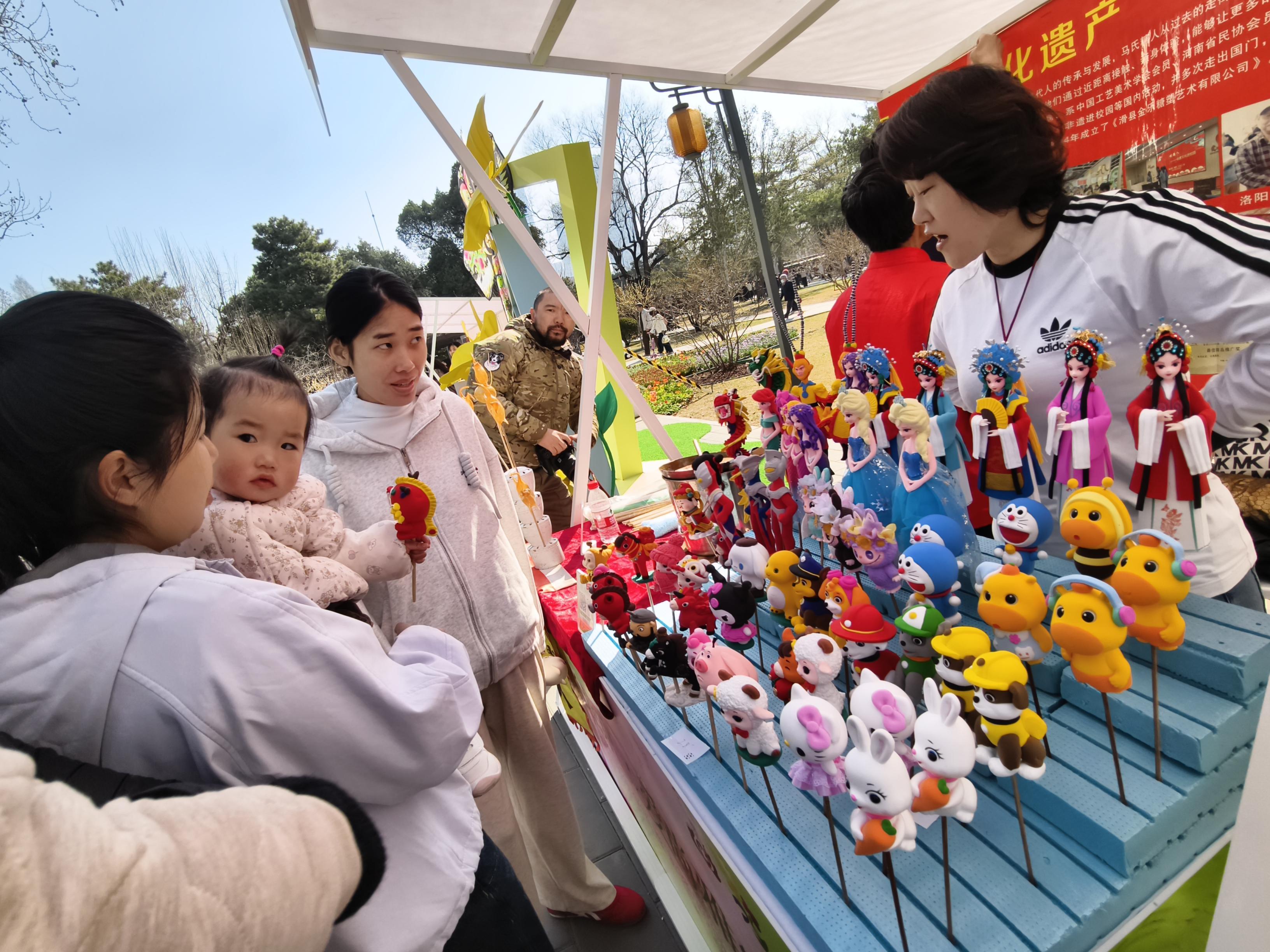 春分来日坛，打卡巨型高跷货郎，还能一站淘遍20多国好物