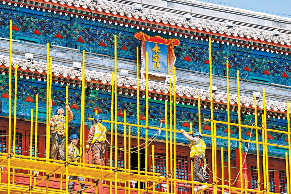 工人搭起脚手架,准备对永定门城楼进行修缮。 工人搭起脚手架,准备对永定门城楼进行修缮。