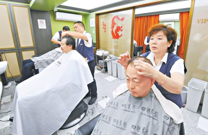 四联美发店里，顾客正在理发。