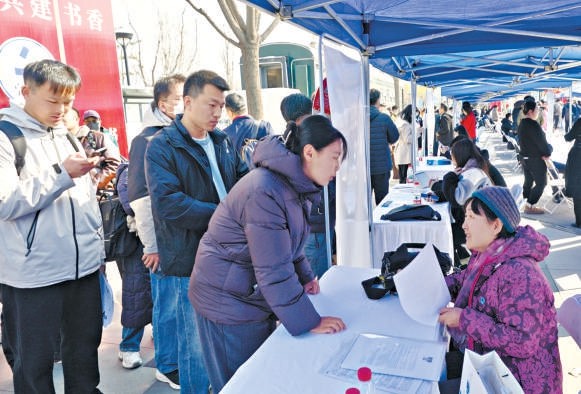 “四区六街就业联盟”招聘会现场。