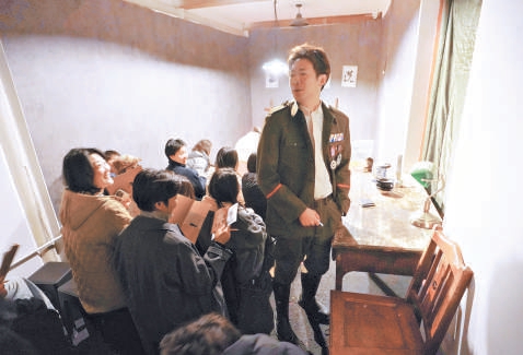 图①②为《宋美龄耳环丢了》演出现场。