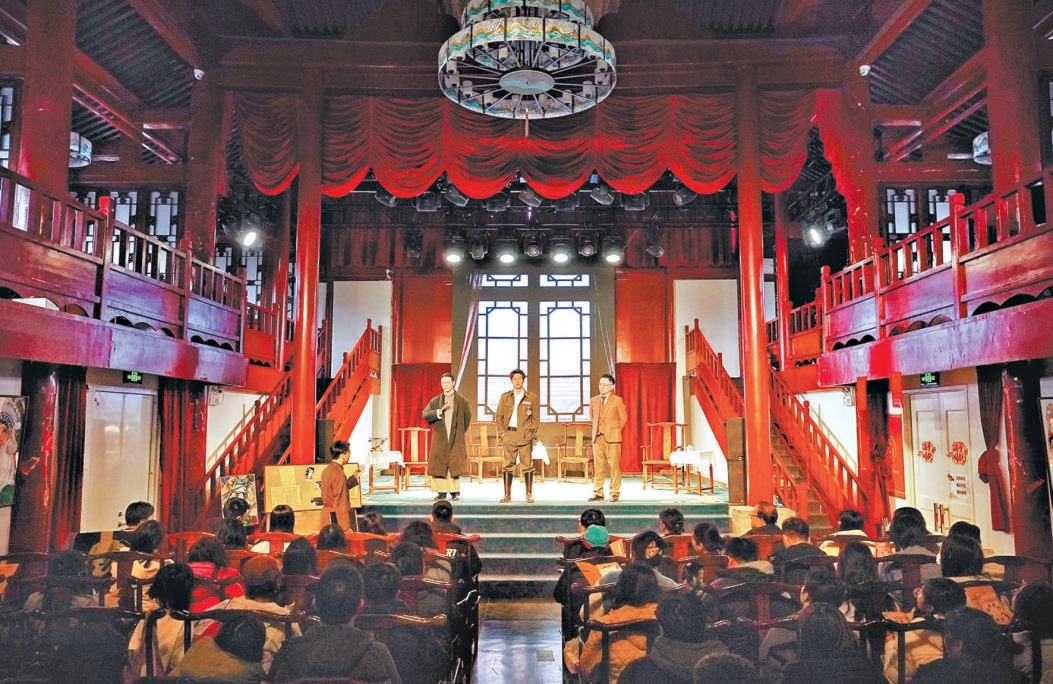 图①②为《宋美龄耳环丢了》演出现场。