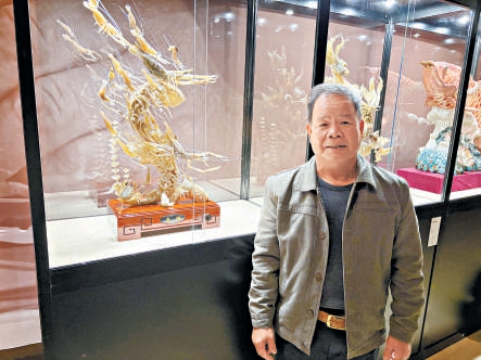 中国工艺美术大师、国家级非物质文化遗产代表性传承人白耀华与他的作品《春潮》。