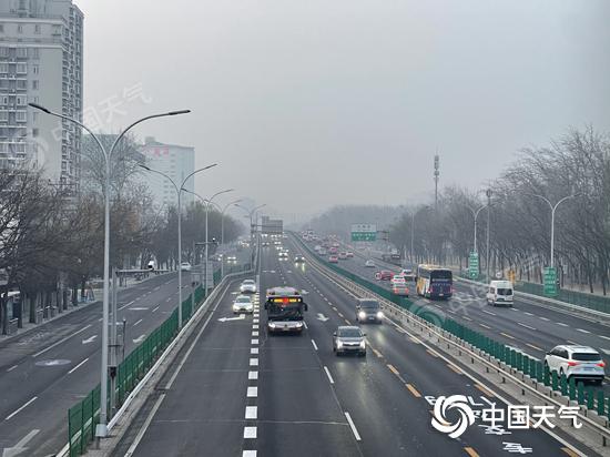 今晨,北京有轻雾,能见度不佳。 今晨,北京有轻雾,能见度不佳。