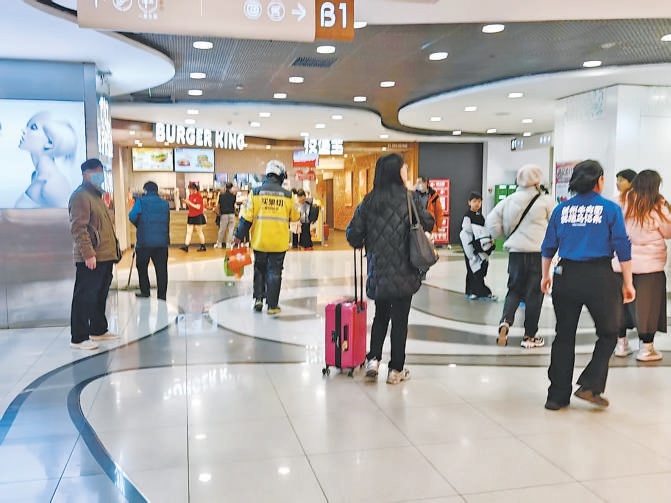西直门凯德mall商场里,时常见到拖着行李逛街、吃饭的顾客。 西直门凯德mall商场里,时常见到拖着行李逛街、吃饭的顾客。