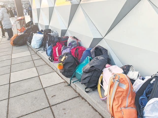 奥森公园南园附近,许多锻炼者选择把背包堆放在地上。 奥森公园南园附近,许多锻炼者选择把背包堆放在地上。