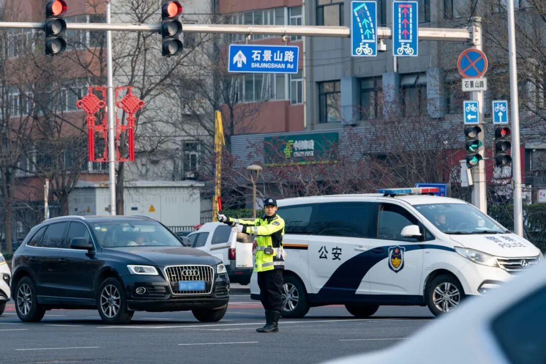 石景山五处重点路口，加强交通秩序整治——