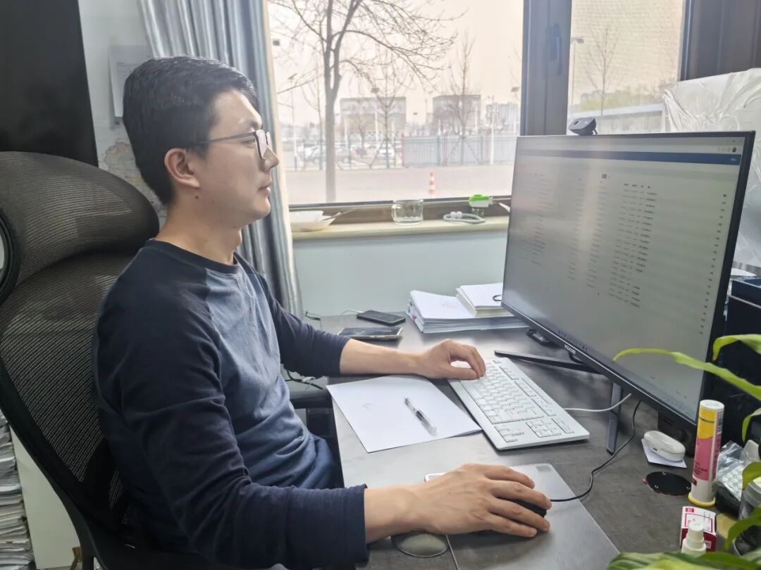 工作人员整理后台线索。