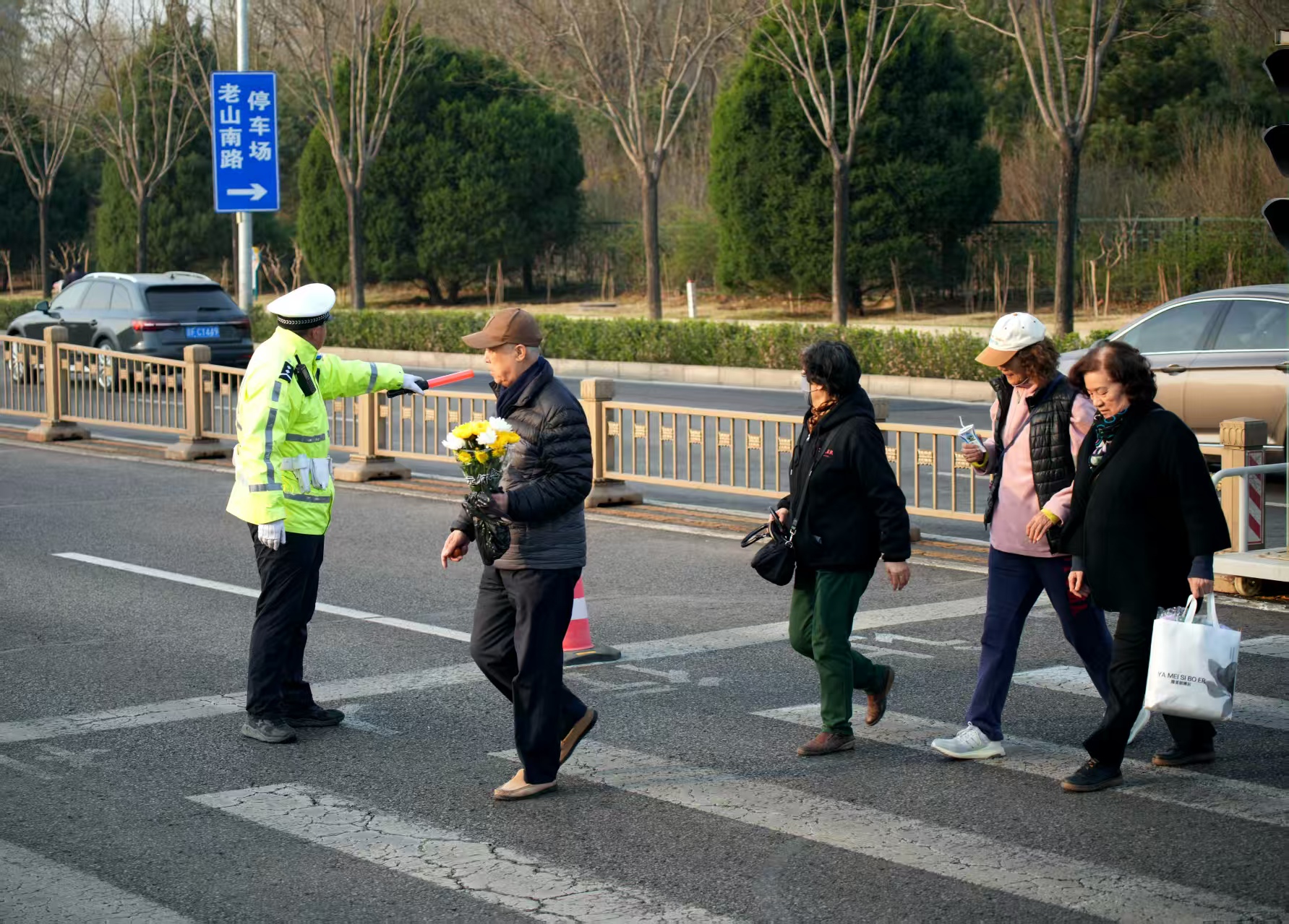 今迎祭扫首个高峰日 八宝山周边车位已饱和 这些路段绕行