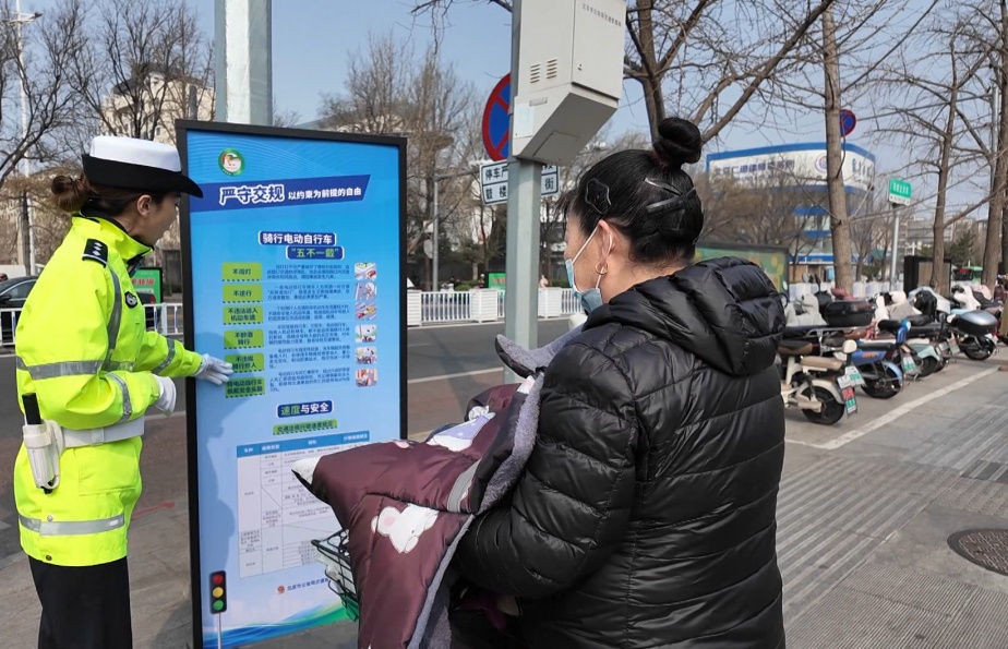 5月1日起，骑电动自行车不戴头盔要挨罚了！密云交警提前“划重点”