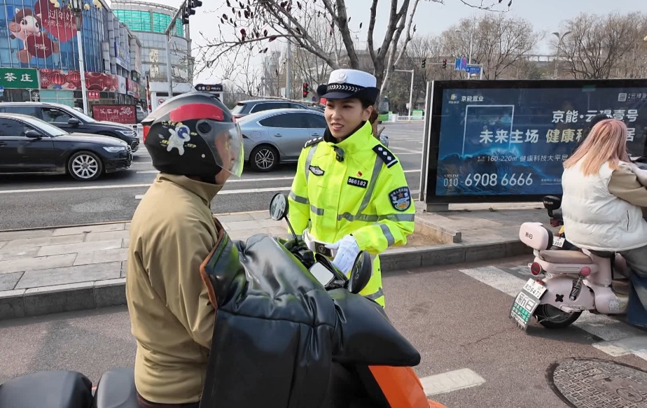 5月1日起，骑电动自行车不戴头盔要挨罚了！密云交警提前“划重点”