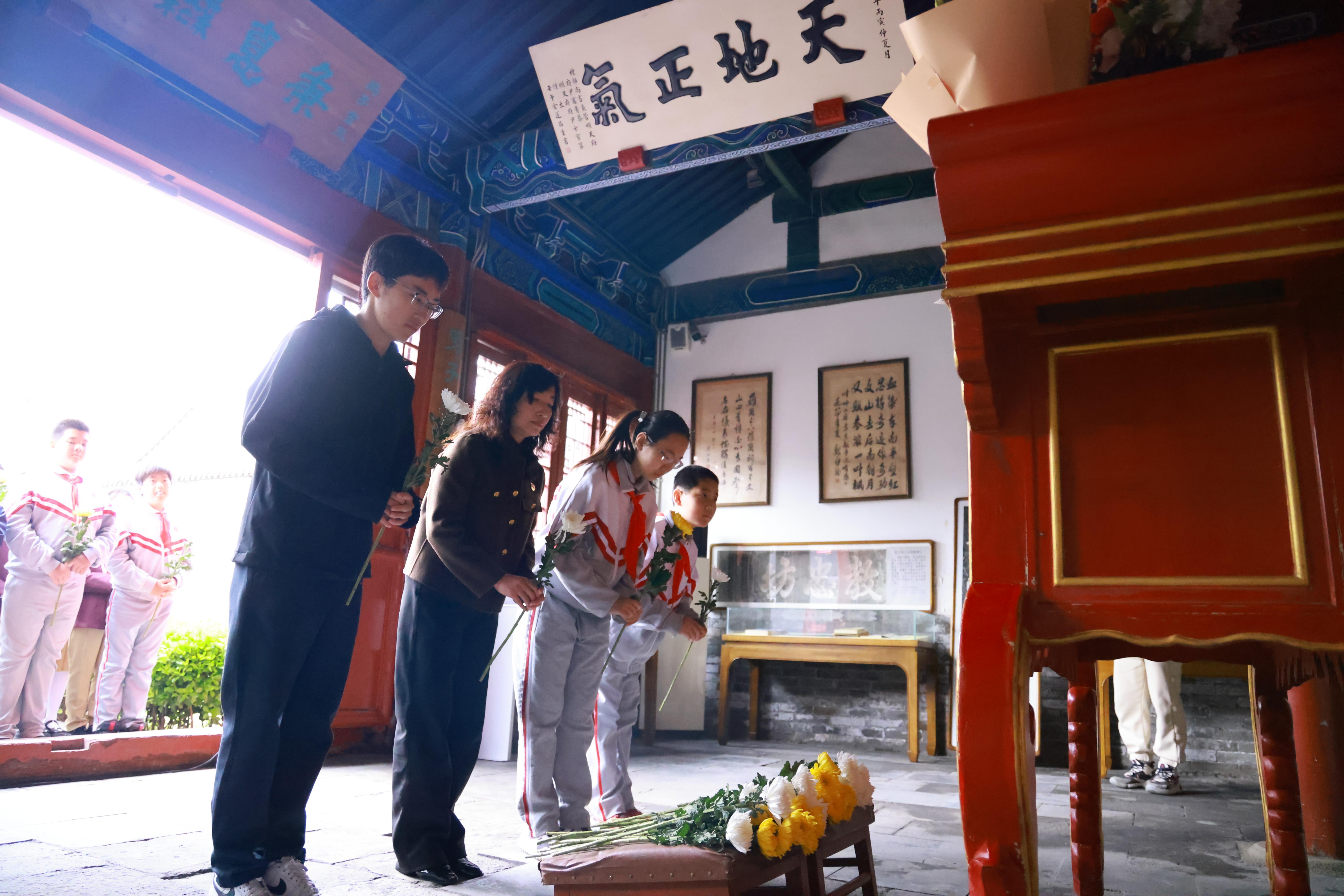 嘉宾、教师与学生代表向文天祥像敬献素菊。 嘉宾、教师与学生代表向文天祥像敬献素菊。