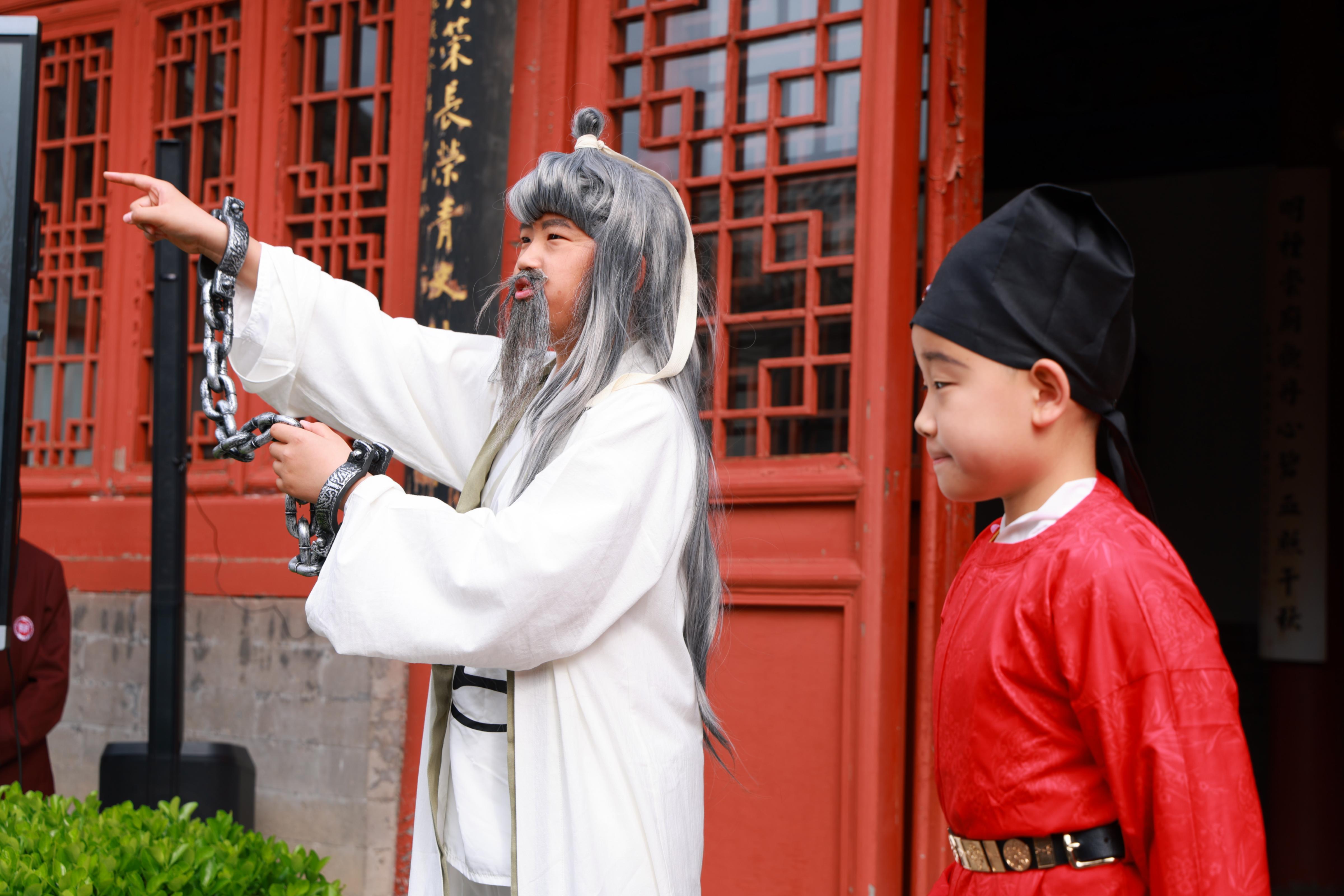 学生代表呈现情景剧《正气祭英灵》。 学生代表呈现情景剧《正气祭英灵》。