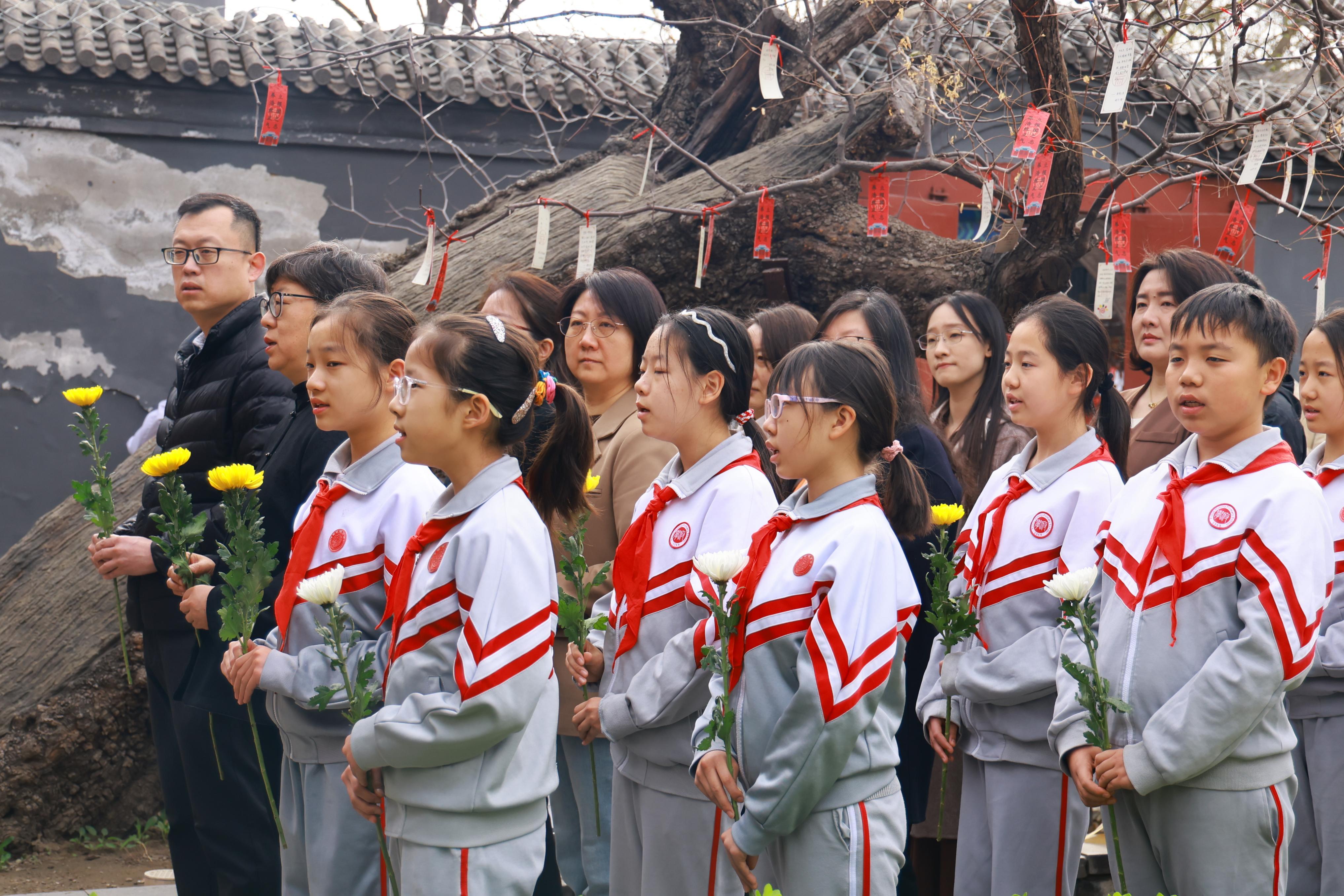 全体师生合唱《正气歌》。 全体师生合唱《正气歌》。