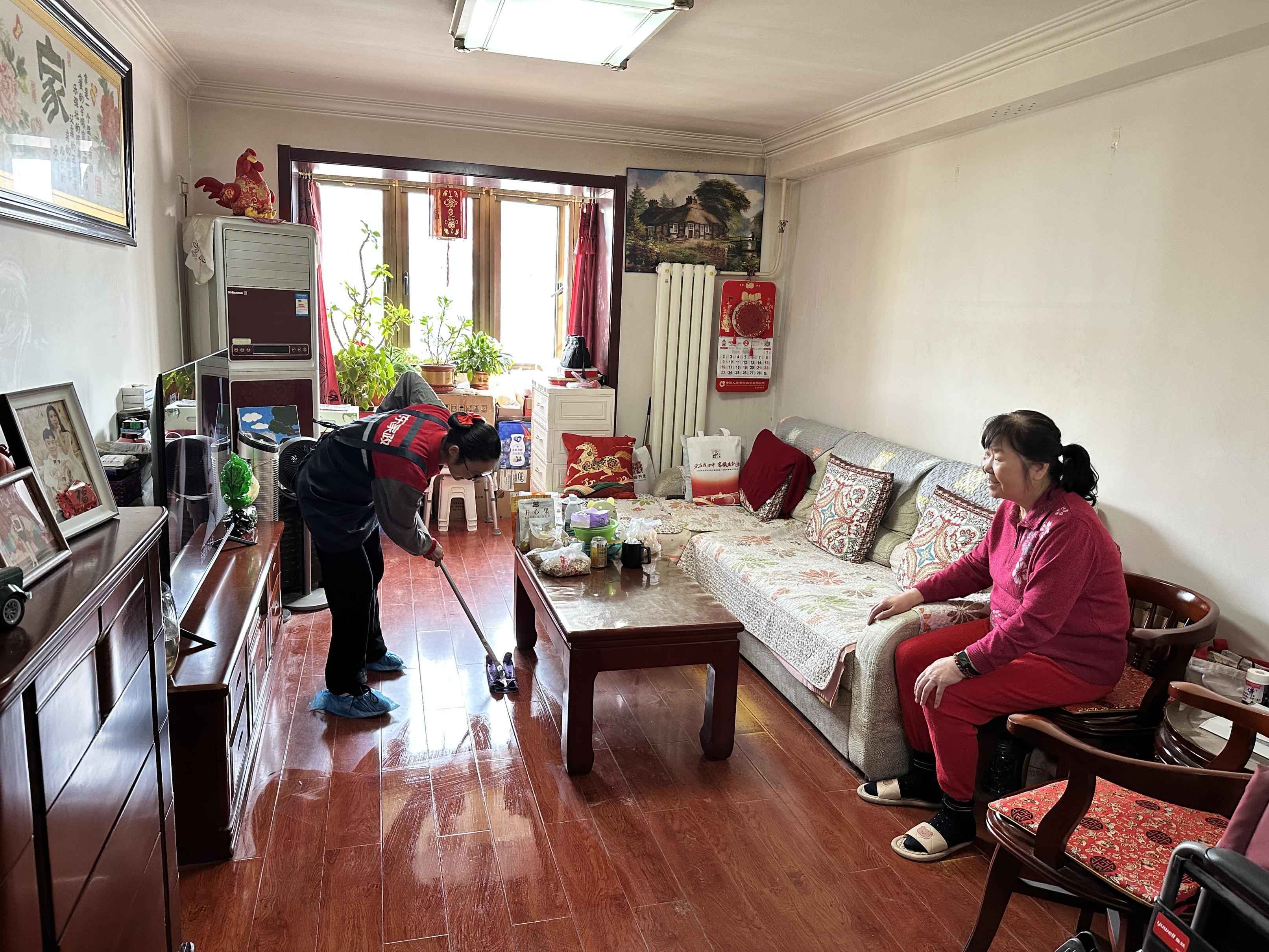 在西城区一位老人家里，家政服务员正在打扫卫生