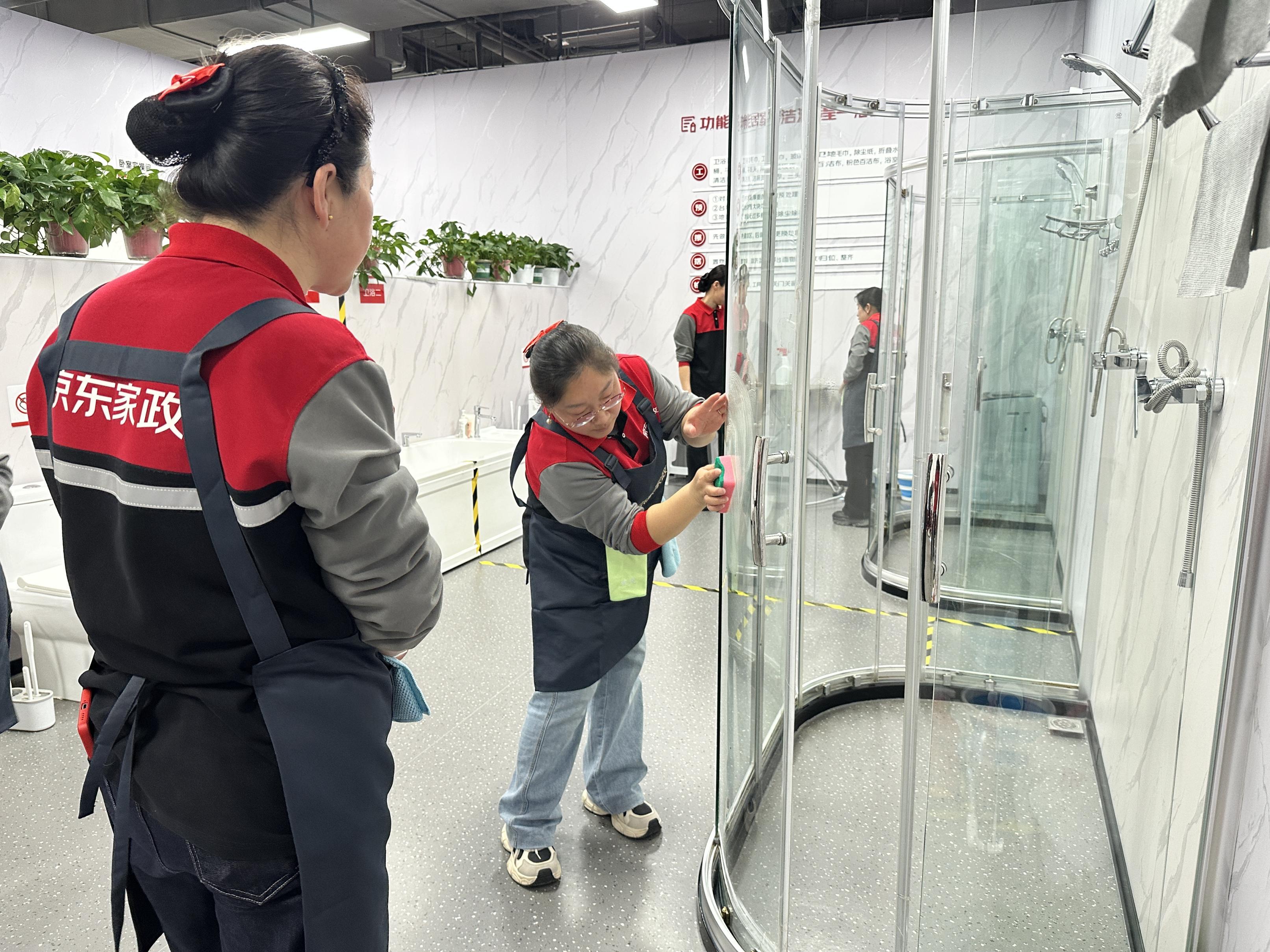 京东家政北京培训中心，家政学员学习保洁技能