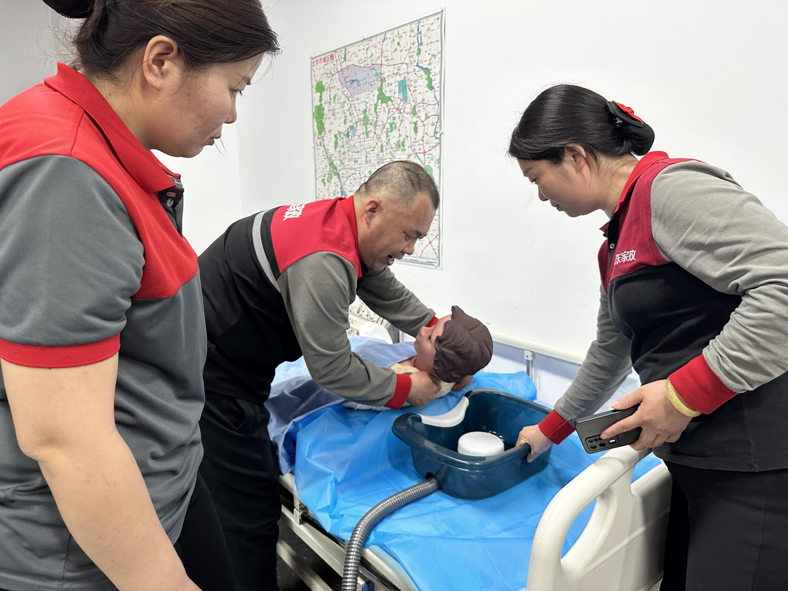 家政服务员利用假人练习助浴技能