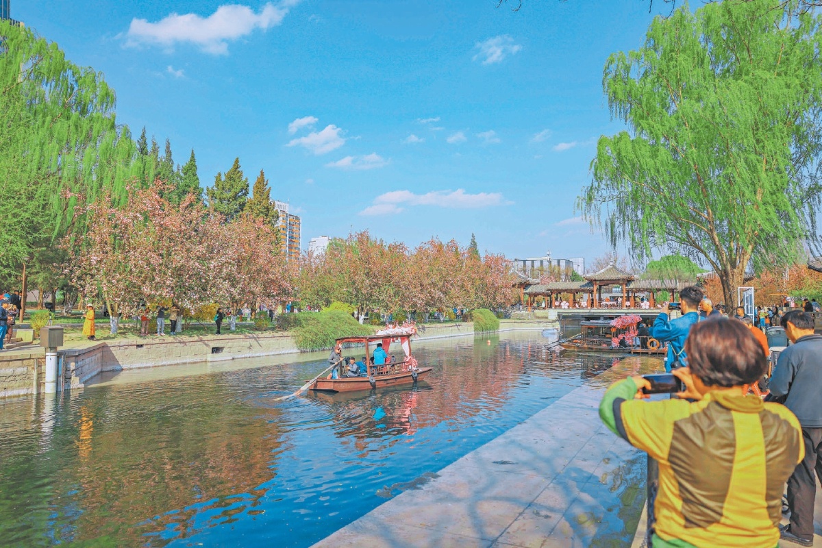 图为国风摇橹船试运行，市民游客乘坐感受“花溪入画”独特魅力。