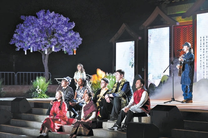 昨晚，西城区2026“百年丁香诗会”系列文化活动在报国寺内启幕，本届“百年丁香诗会”以“丁香为信、青春如诗”为主题。