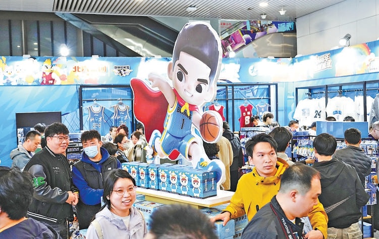 昨晚，CBA联赛北京首钢男篮主场战胜南京同曦男篮，球市火爆促进周边商业消费。