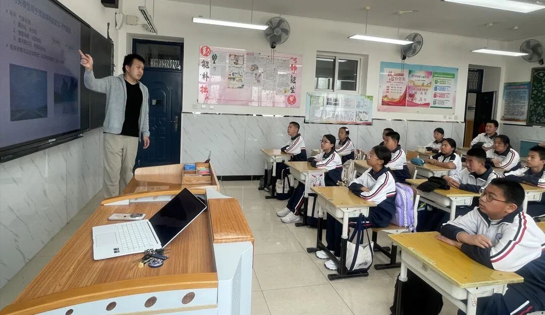 “国槐计划”第二批科技班主任陆续入校 北房中学率先开讲前沿AI