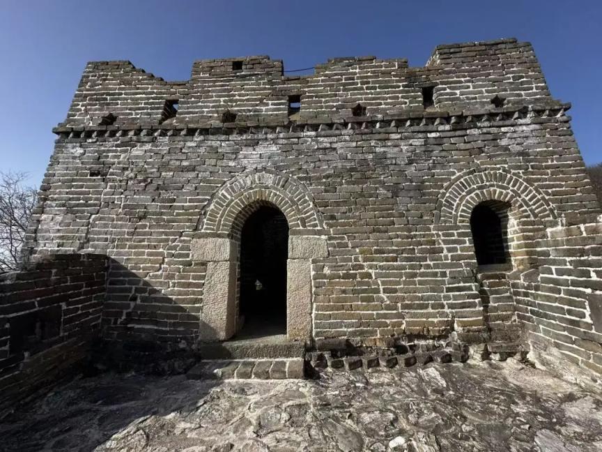 慕田峪长城19-20号敌楼城墙修缮施工，部分区域临时封闭