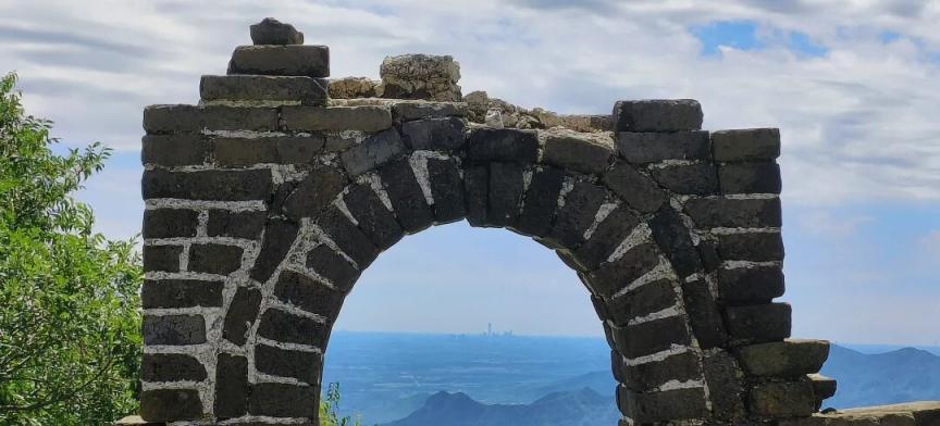 慕田峪长城19-20号敌楼城墙修缮施工，部分区域临时封闭