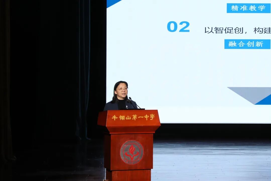 三所学校校长作典型发言。 三所学校校长作典型发言。