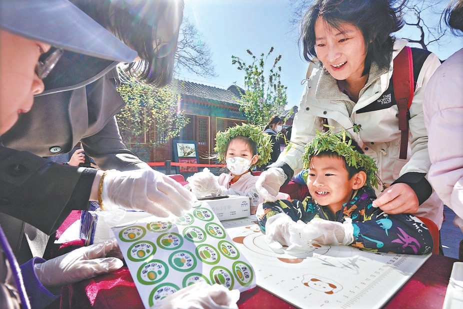 4月5日，市民在北京民俗博物馆感受传统清明节风俗。