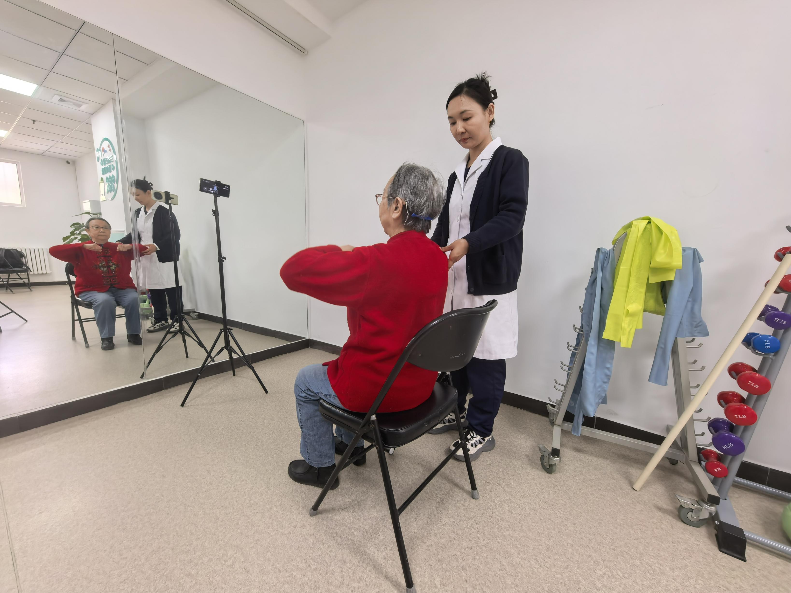 李颖指导吴慧珍做拉伸运动