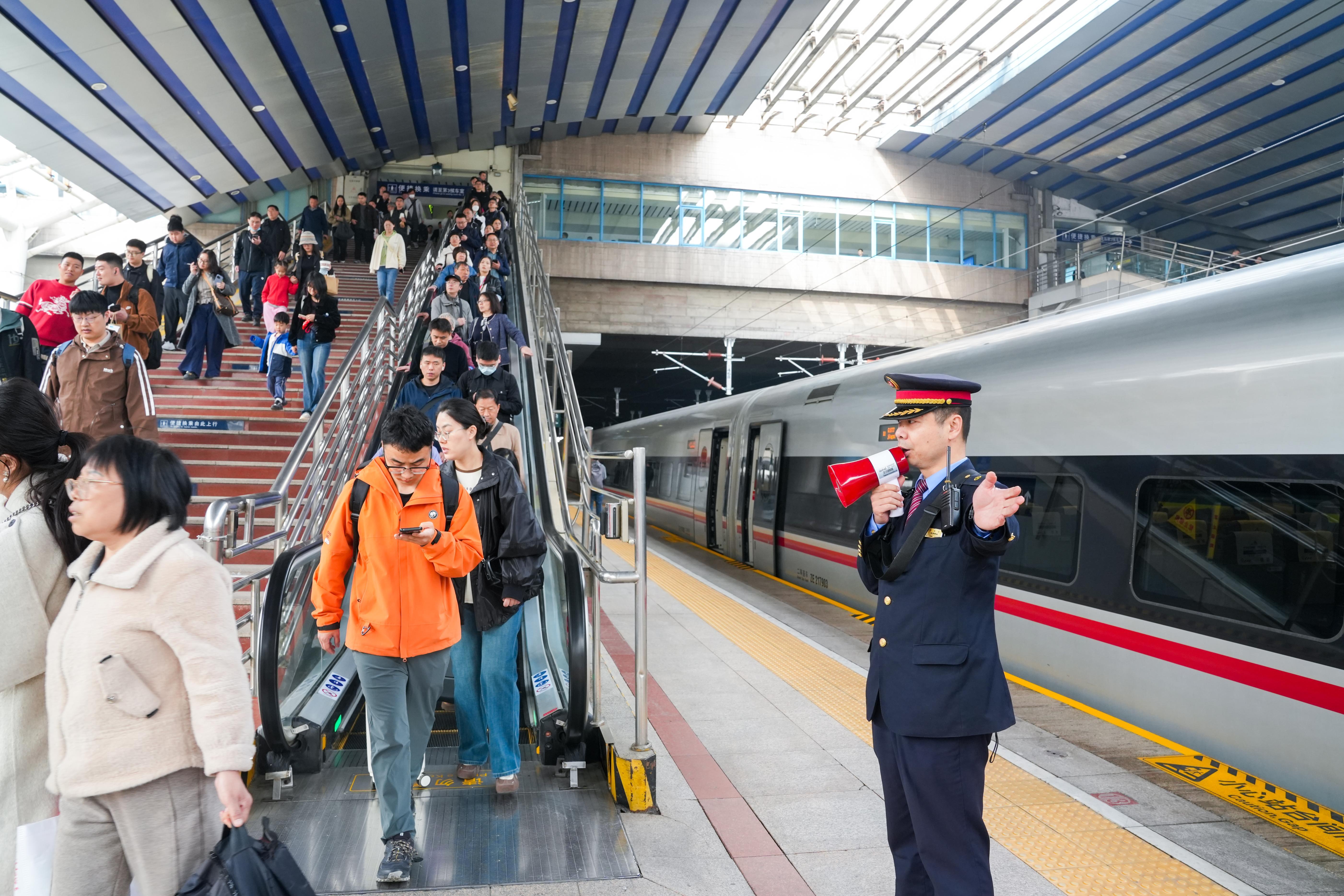 今年清明假期，北京铁路单日发送与到达旅客量均创历史同期新高