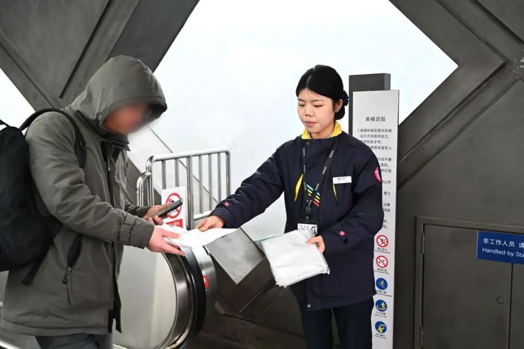 今日早高峰,京港地铁拟加开临客4列,发放一次性雨衣 今日早高峰,京港地铁拟加开临客4列,发放一次性雨衣