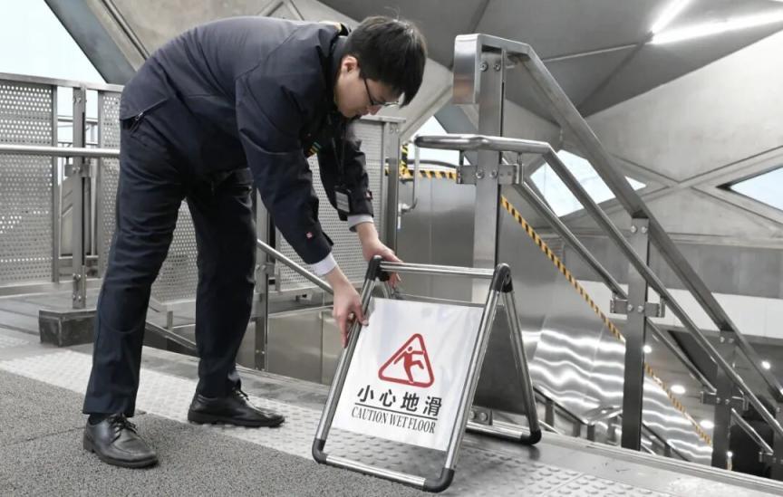 今日早高峰,京港地铁拟加开临客4列,发放一次性雨衣 今日早高峰,京港地铁拟加开临客4列,发放一次性雨衣