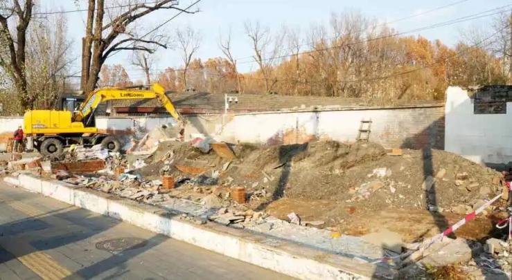 拆除违建盘活“边角”，双桥地铁口新添非机动车停车场