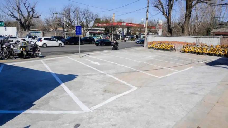 拆除违建盘活“边角”，双桥地铁口新添非机动车停车场