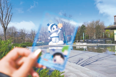 歌迷借助“透卡”,让气模与风景实现创意合照。 歌迷借助“透卡”,让气模与风景实现创意合照。