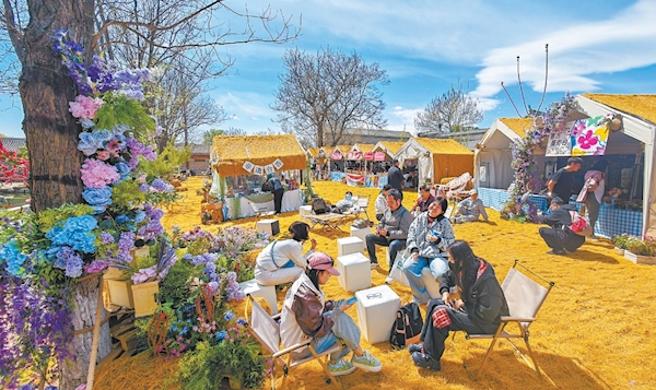 三里河公园春花主题市集,打造特色Citywalk路线,让老城区在春光中焕发新生机。 三里河公园春花主题市集,打造特色Citywalk路线,让老城区在春光中焕发新生机。