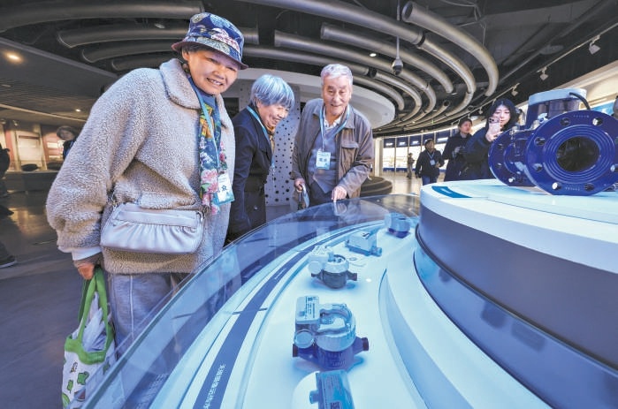 参观者走进自来水博物馆。 参观者走进自来水博物馆。