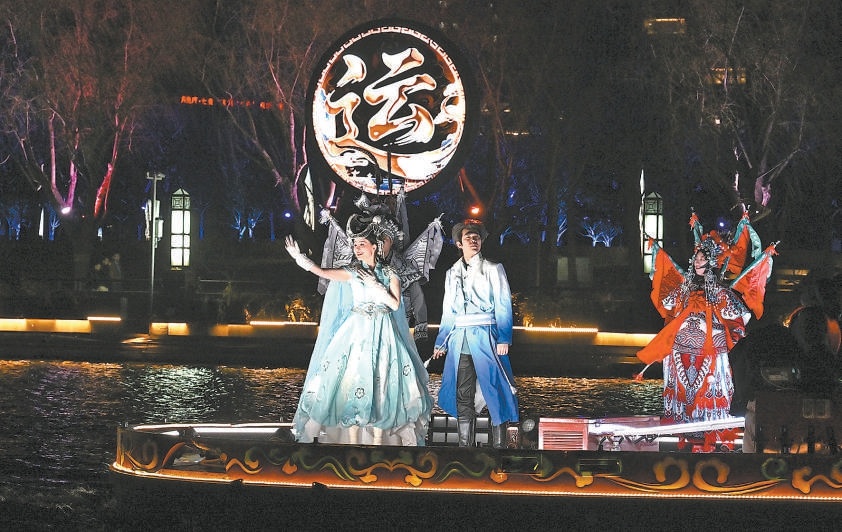 演员在游船上演出。