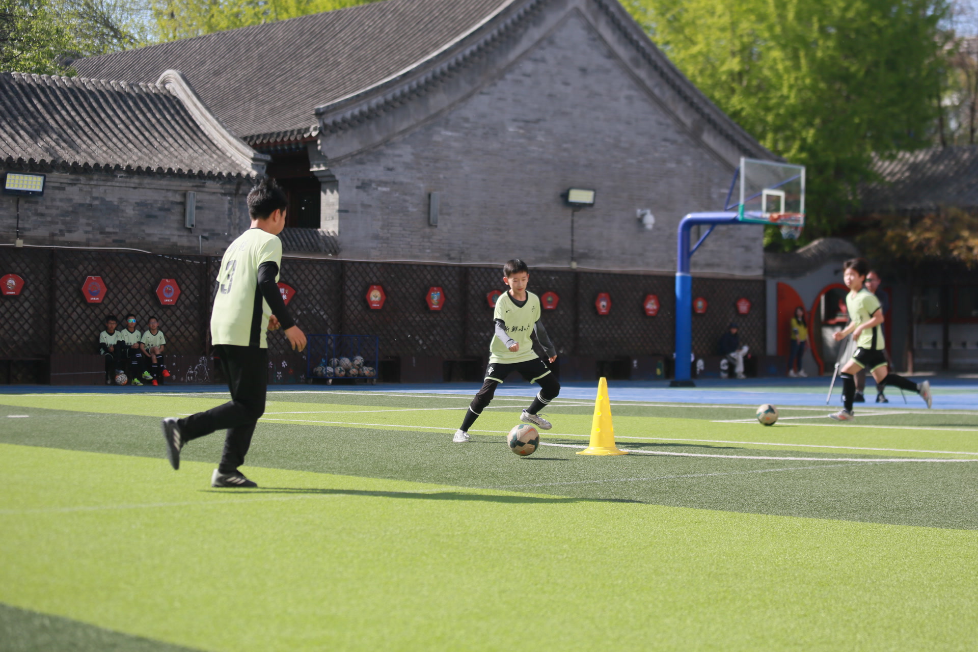 新鲜胡同小学开启足球月 每个年级都有特色任务—— 新鲜胡同小学开启足球月 每个年级都有特色任务——