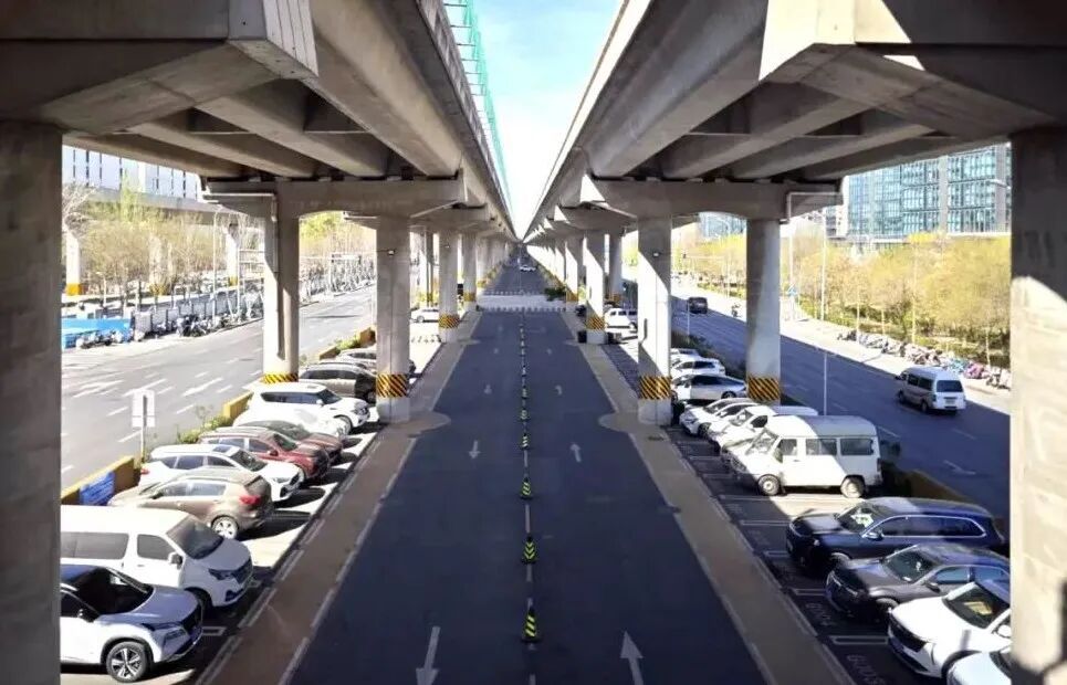 京良路桥下停车场投用 京良路桥下停车场投用