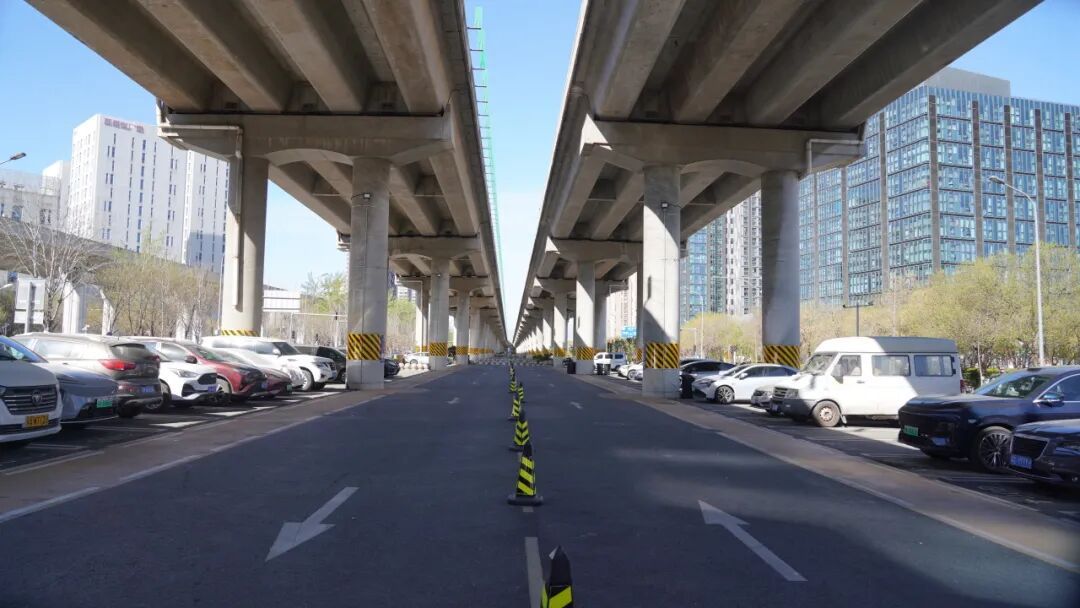 京良路桥下停车场投用 京良路桥下停车场投用